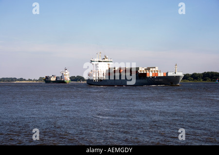 Containerschiff OOCL Neva Schulau willkommen Punkt vorbei Stockfoto