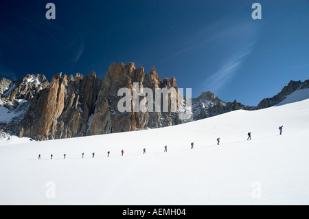 Paketschnur Bergsteiger durchqueren eines Gletschers in den französischen Alpen Stockfoto