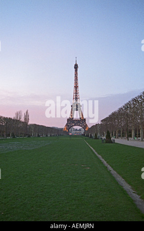 Eiffelturm beleuchtet am Abend von Champs de Mars Park Paris, Frankreich. Stockfoto