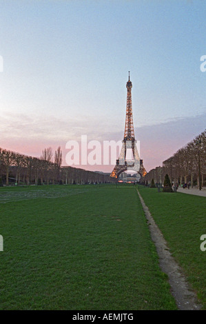 Eiffelturm beleuchtet am Abend von Champs de Mars Park Paris, Frankreich. Stockfoto