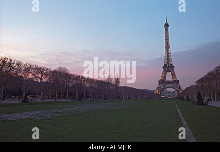 Eiffelturm beleuchtet am Abend von Champs de Mars Park Paris, Frankreich. Stockfoto