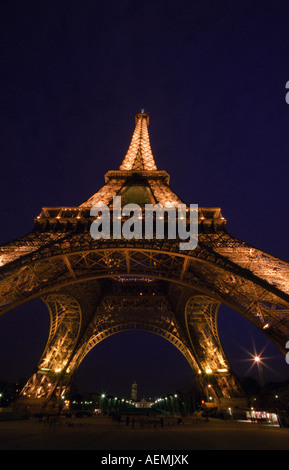 Eiffelturm bei Nacht beleuchtet. Paris, Frankreich. Stockfoto