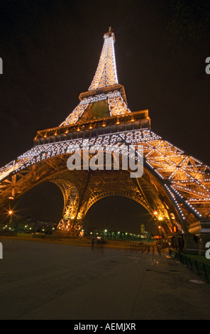 Eiffelturm bei Nacht beleuchtet. Paris, Frankreich. Stockfoto