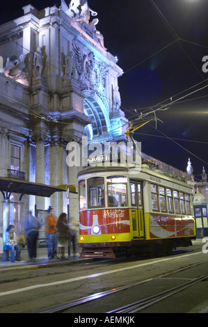 Alte Straßenbahn. Arc de Triomphe Barockstil am Praça Comercio. Lissabon, Portugal Stockfoto