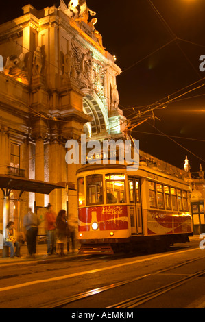 Alte Straßenbahn. Arc de Triomphe Barockstil am Praça Comercio. Lissabon, Portugal Stockfoto