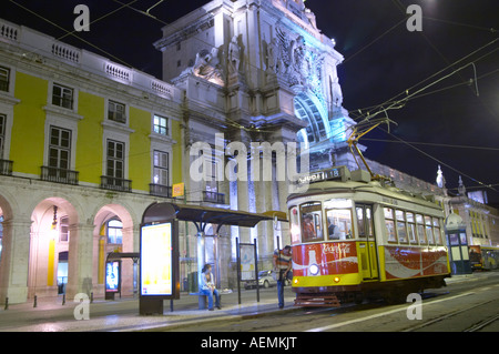 Alte Straßenbahn. Arc de Triomphe Barockstil am Praça Comercio. Lissabon, Portugal Stockfoto