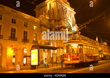 Alte Straßenbahn. Arc de Triomphe Barockstil am Praça Comercio. Lissabon, Portugal Stockfoto