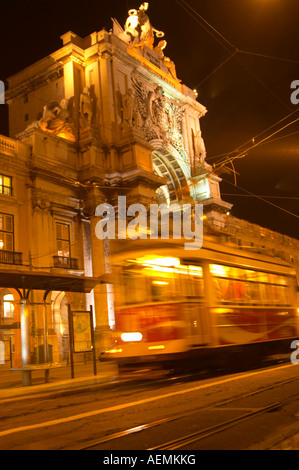 Alte Straßenbahn. Arc de Triomphe Barockstil am Praça Comercio. Lissabon, Portugal Stockfoto