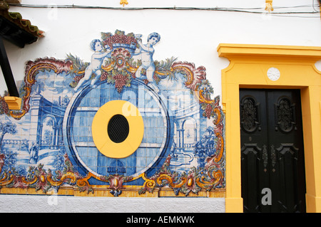 Weinkellerei. Mit typisch portugiesischen emaillierte Fliesen. JM Jose Maria da Fonseca, Azeitao, Setubal, Portugal Stockfoto