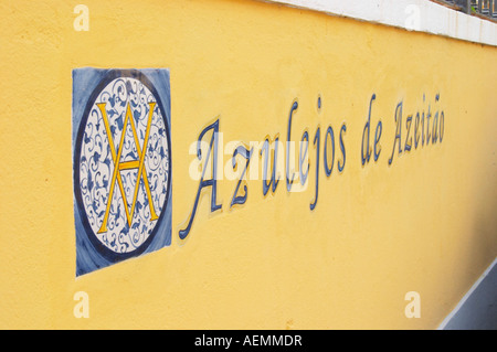 Eine Werkstatt, die Herstellung von handgemachten bemalte emaillierte Fliesen im traditionellen portugiesischen Stil, Azulejos. Azeitao, Portugal. Stockfoto