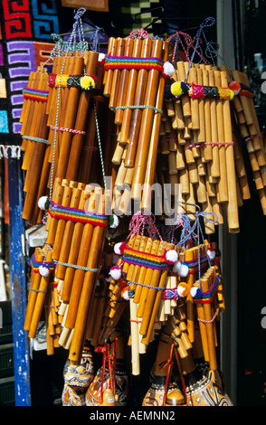 Anzeige der Panflöte außerhalb Geschenk Shop, indischen Markt, Lima, Peru Stockfoto