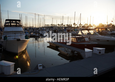 Sonnenuntergang mit Segelbooten in Marina del Rey, Los Angeles County, Kalifornien, USA Stockfoto