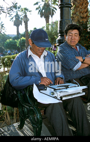 Mann, die Eingabe auf Reiseschreibmaschine, Plaza de Armas, Arequipa, Peru Stockfoto