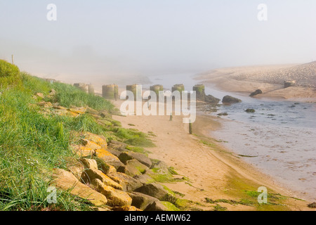 Sandstrand Flussmündung und schottische Küstenmeere Abwehr mehrerer runder Betonbastionen in Port Errol, Cruden Bay, Schottland, Aberdeenshire UK Stockfoto