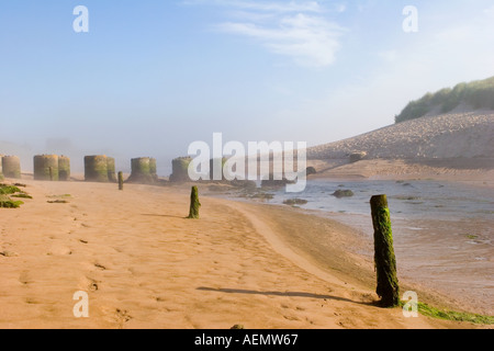 Sandstrand Flussmündung und schottische Küstenmeere Abwehr mehrerer runder Betonbastionen in Port Errol, Cruden Bay, Schottland, Aberdeenshire UK Stockfoto