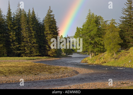 Schottische Highland-Szene; Landschaft mit Regenbogen auf dem Fluss Dee, (obere Ausschnitte) in Braemar, Highlands of Scotland, Cairngorms National Park. VEREINIGTES KÖNIGREICH Stockfoto