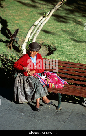 Peruanischen Dame (Arequipena) sitzt auf der Bank, Plaza de Armas, Arequipa, Peru Stockfoto