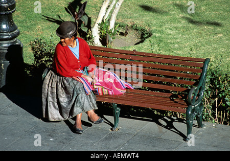 Peruanischen Dame (Arequipena) sitzt auf der Bank, Plaza de Armas, Arequipa, Peru Stockfoto