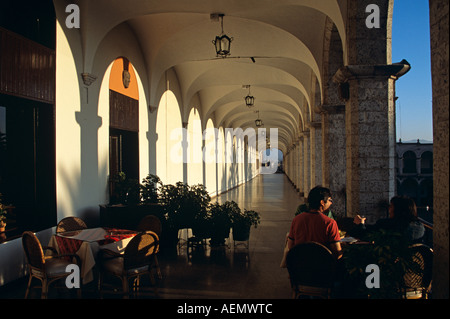 Menschen Essen auf Terrassen Balkon, Plaza de Armas, Arequipa, Peru Stockfoto