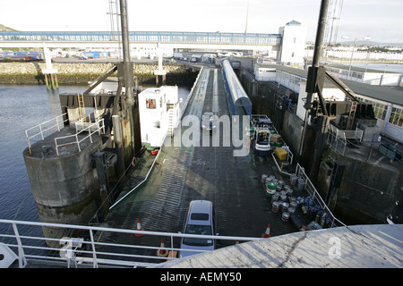 Autos, die das super Meer Katze Isle Of Man Steam Packet Unternehmen Schiff in Douglas Hafen Isle Of Man-IOM Stockfoto