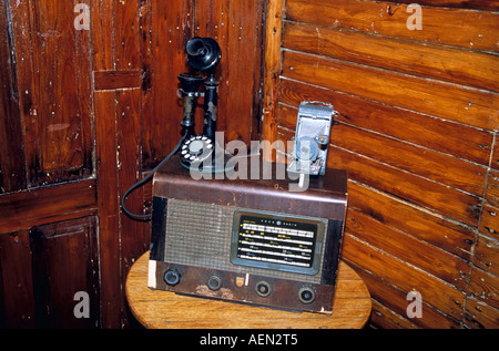 Antiken Radio, Telefon und Kamera, Yavari Dampf Schiff Marinemuseum, Puno, Peru Stockfoto