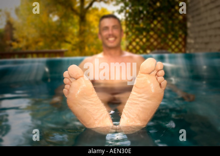 Mann im Spa entspannen, Nahaufnahme von Füßen im Whirlpool Stockfoto