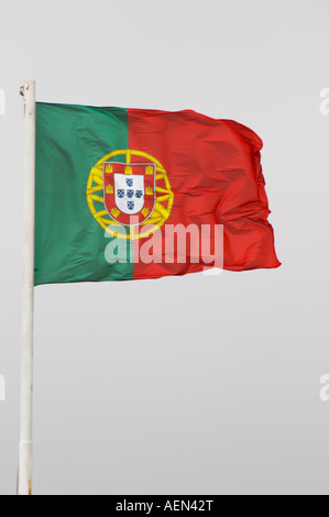 Portugiesische Flagge flattern auf dem Castelo de Sao Jorge Festung. Lissabon, Portugal Stockfoto