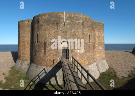 Aldeburgh Martello Tower mit Steg und Strand an der Nordsee Horizont Küste von Suffolk East Anglia England Großbritannien Stockfoto