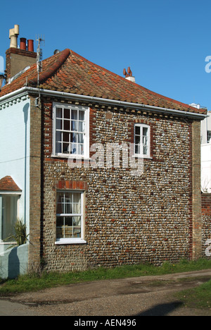 Aldeburgh Flanke Wand des Hauses, Verwendung von großen Kieselsteinen gerenderten Wand eingelassen Stockfoto