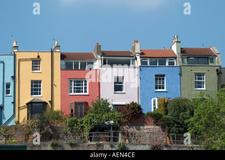 Bristol terrassenförmig angelegten älteren Stil Farbe gewaschen Wohnungen in der Nähe der Ostsee Wharf Stockfoto