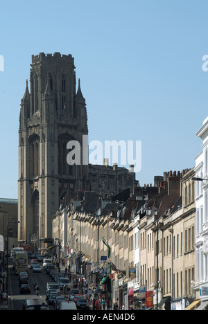 Bristol University Turm auf Anhöhe jenseits terrassenförmig angelegten Reihen von traditionellen Geschäften mit Wohnungen oben im Park Street Stockfoto