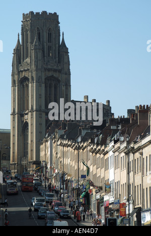 Bristol University Turm auf Anhöhe jenseits terrassenförmig angelegten Reihen von traditionellen Geschäften mit Wohnungen oben im Park Street Stockfoto