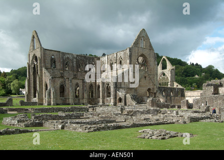 Tintern Abbey Kloster Ruinen im Wye Valley an der Walisischen Bank des Flusses Wye Monmouthshire Wales UK Stockfoto