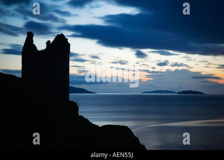 Silhouette der Burgruine Gylen gesetzt gegen den Abendhimmel, Insel Kerrera, Schottland Stockfoto