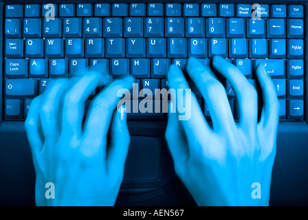 Bewegungsunschärfe ein Womans Finger Tippen auf der Tastatur eines Laptops, Close Up. Stockfoto