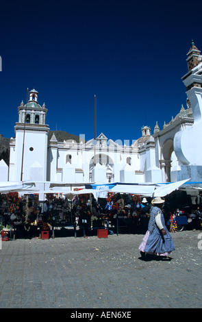 Frau zu Fuß im Markt vor Jungfrau von Copacabana Kirche, Copacabana, Bolivien Stockfoto