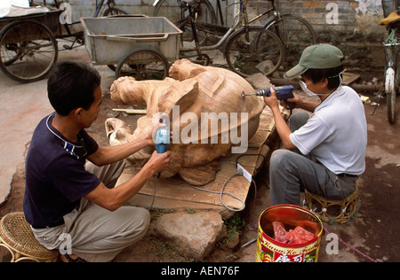 China Yunnan Jinghong Handwerk Gestaltung großer hölzerner Elefant Schnitzerei mit Elektrowerkzeugen Stockfoto