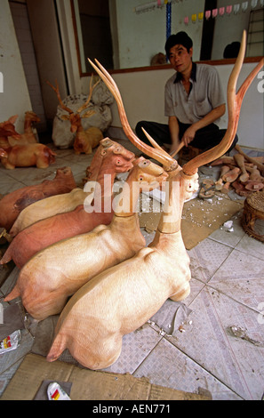 China Yunnan Jinghong Handwerk Montage große hölzerne Hirsche Stockfoto