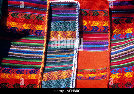 Bunt gewebter Stoff zu verkaufen, Sun Island, in der Nähe von Copacabana, Bolivien Stockfoto