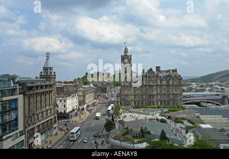 Das Balmoral Hotel dominiert die Skyline Blick nach Osten vom Sir Walter Scott Monument Stockfoto