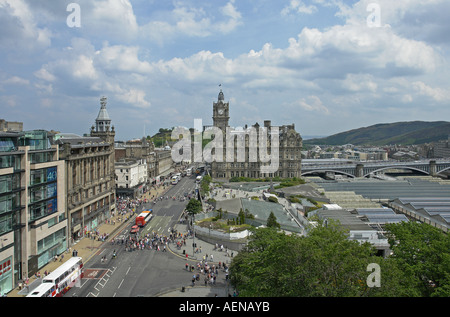 Das Balmoral Hotel dominiert die Skyline Blick nach Osten vom Sir Walter Scott Monument Stockfoto