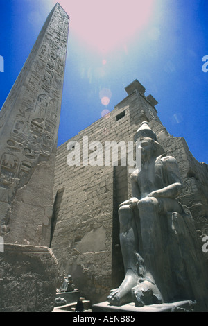 Oblisk und Ramses-Statue im Tempel von Luxor in Oberägypten Stockfoto