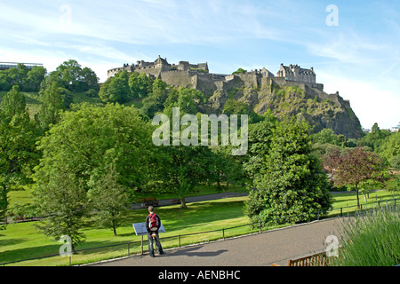 Edinburgh Castle von Princes Street Gardens angesehen Stockfoto