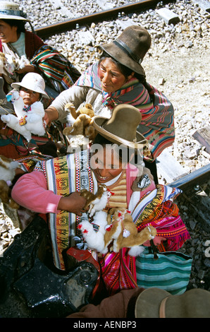 Frauen verkaufen Geschenke auf Gleis in der Nähe von La Raya, Puno, Cusco Perurail Zugfahrt, Peru Stockfoto