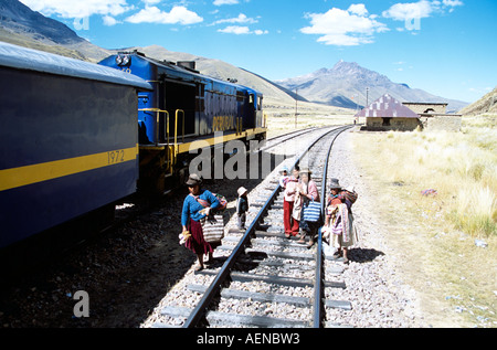 Frauen verkaufen Geschenke auf Gleis in der Nähe von La Raya, Puno, Cusco Perurail Zugfahrt, Peru Stockfoto