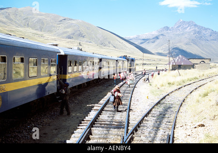 Frauen verkaufen Geschenke auf Gleis in der Nähe von La Raya, Puno, Cusco Perurail Zugfahrt, Peru Stockfoto