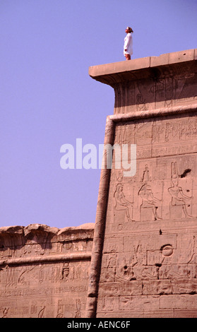 Mädchen auf Dendara Tempel Stockfoto