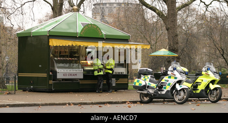 Notdienst-Motorräder und Fahrer eine Tee-Pause Stockfoto