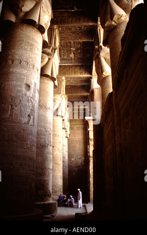 Einheimische in Dendara Tempel Ägyptens Stockfoto