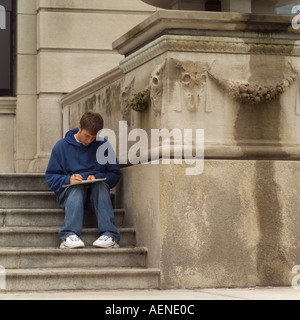 Mann sitzt auf der Treppe außerhalb Gebäude in Chicago Stockfoto